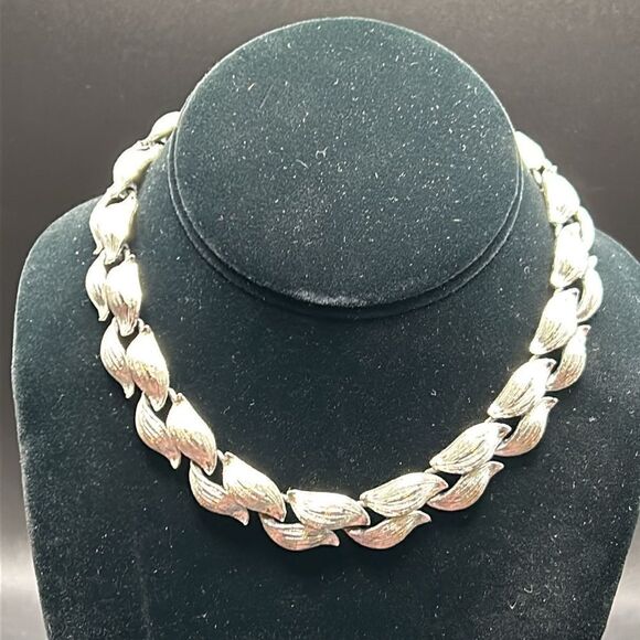 BOGO Free Jewelry...Lisner Matte Textured Silver Leaf Choker Necklace - Picture 1 of 7